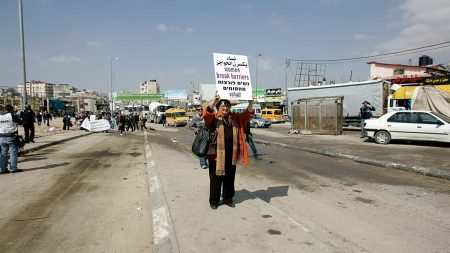 عشرات الفلسطينيين مهددون بالتهجير بعد أوامر هدم إسرائيلية في شمال القدس
