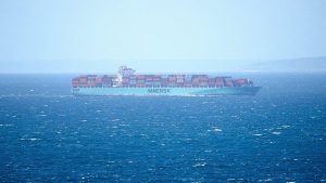 ميرسك وهاباغ لوود تعلقان خدمات بالخليج.. وشلل بهرمز يعمق أزمة سلاسل الإمداد