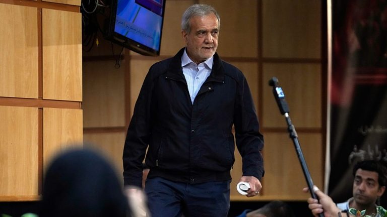 “تصدّع” داخل القيادة الإيرانية؟ تقرير يكشف “خلافًا” بين بزشكيان وقائد الحرس الثوري