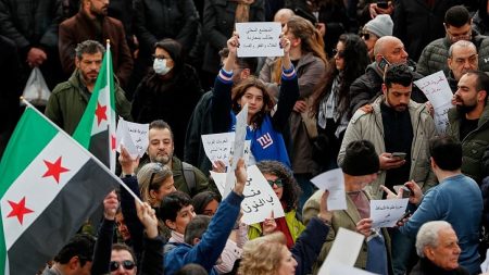 وسط مخاوف على الحريات الشخصية.. مئات السوريين يعتصمون في دمشق رفضا للقيود على بيع الكحول