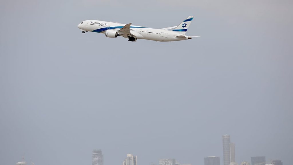 الهجمات الصاروخية تشل حركة الطيران في إسرائيل.. إلغاء رحلات وتعذر هبوط طائرتين