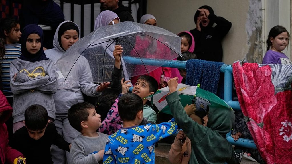 أرقام صادمة من لبنان: مئات آلاف الأطفال تحت القصف.. وقصص تختصر مأساة جيل كامل