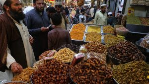 قفزة في الأسعار ونقص في المواد: الحرب في إيران تلقي بظلالها على موائد رمضان في إندونيسيا