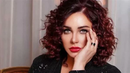 سلاف فواخرجي ترد على شائعة تجسيد شخصية أسماء الأسد