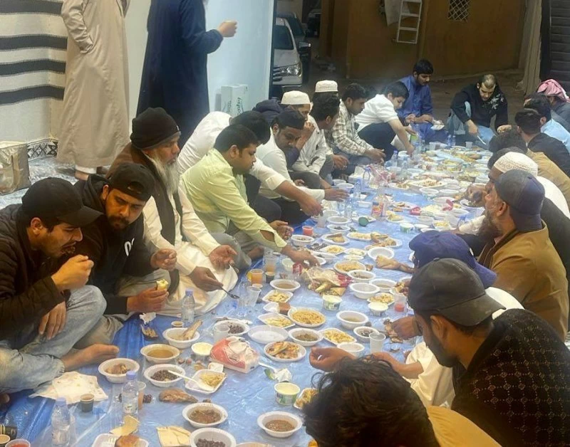 على مائدة واحدة «صحافة أبها» يجمع سكانه في إفطار رمضاني – أخبار السعودية