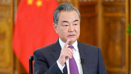 وزير الخارجية الصيني يثمن ضبط النفس السعودي ويدعو للسلام