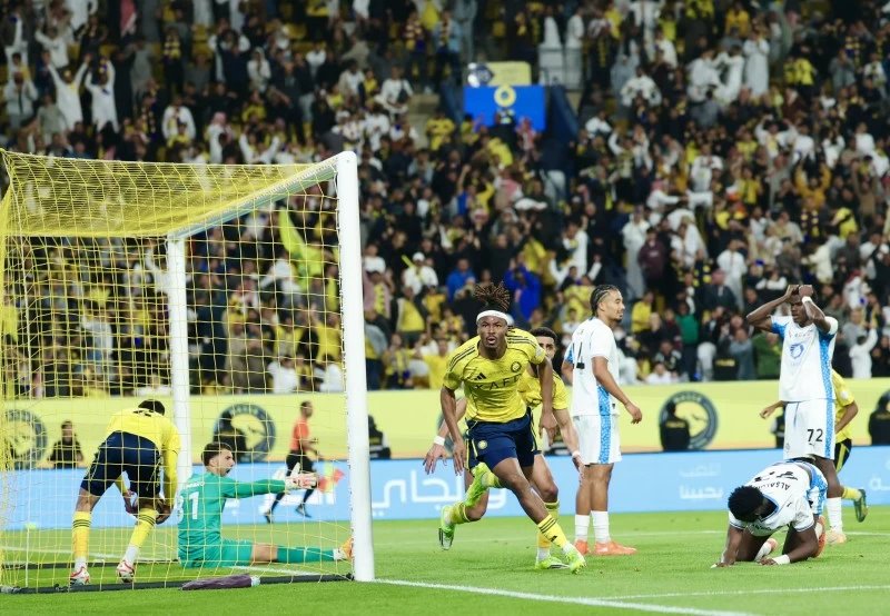 النصر يخطف صدارة دوري روشن بفوز قاتل على نيوم بهدف سيماكان