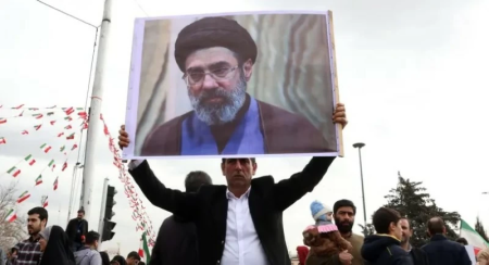 الكرسي الثالث لم يعد شاغرًا.. مجتبى خامنئي مرشدًا أعلى لإيران