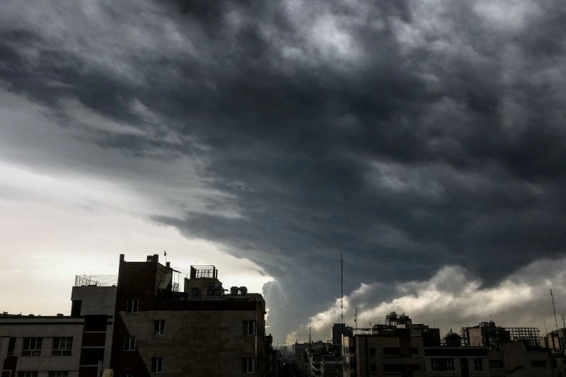 استهداف مستودعات النفط في طهران: حرائق ودخان يغطي العاصمة