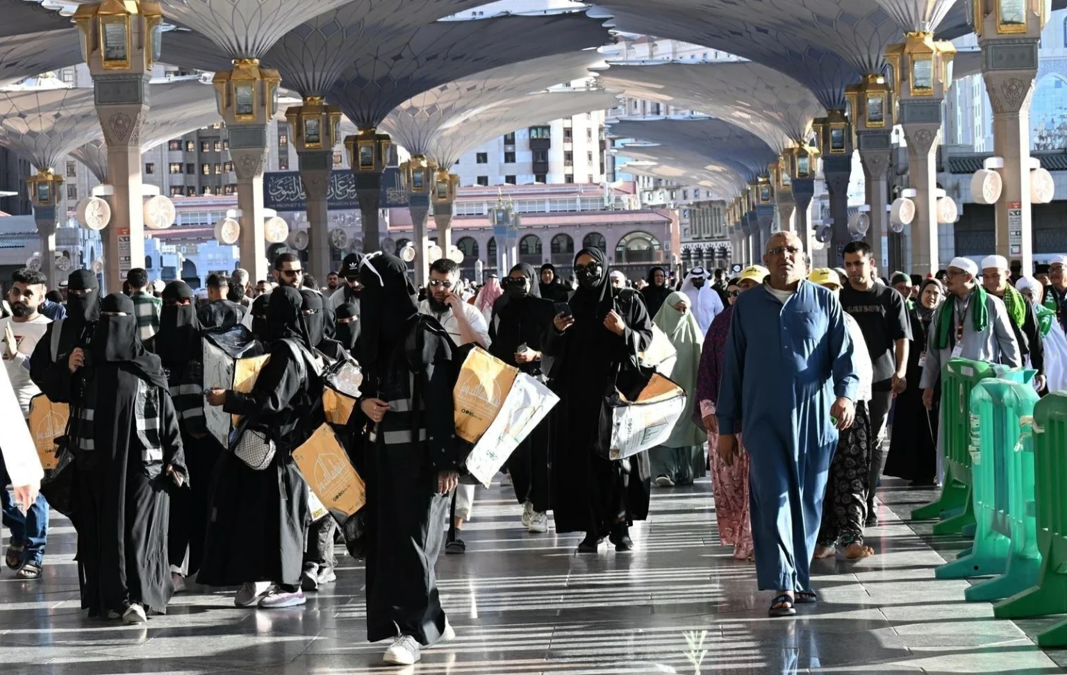 متطوعون يجمعون أكثر من 156 ألف وجبة إفطار صائم من فائض سفرة المسجد النبوي – أخبار السعودية
