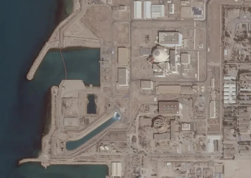 التصعيد العسكري في إيران: مقتل قيادي وانفجارات بندر عباس