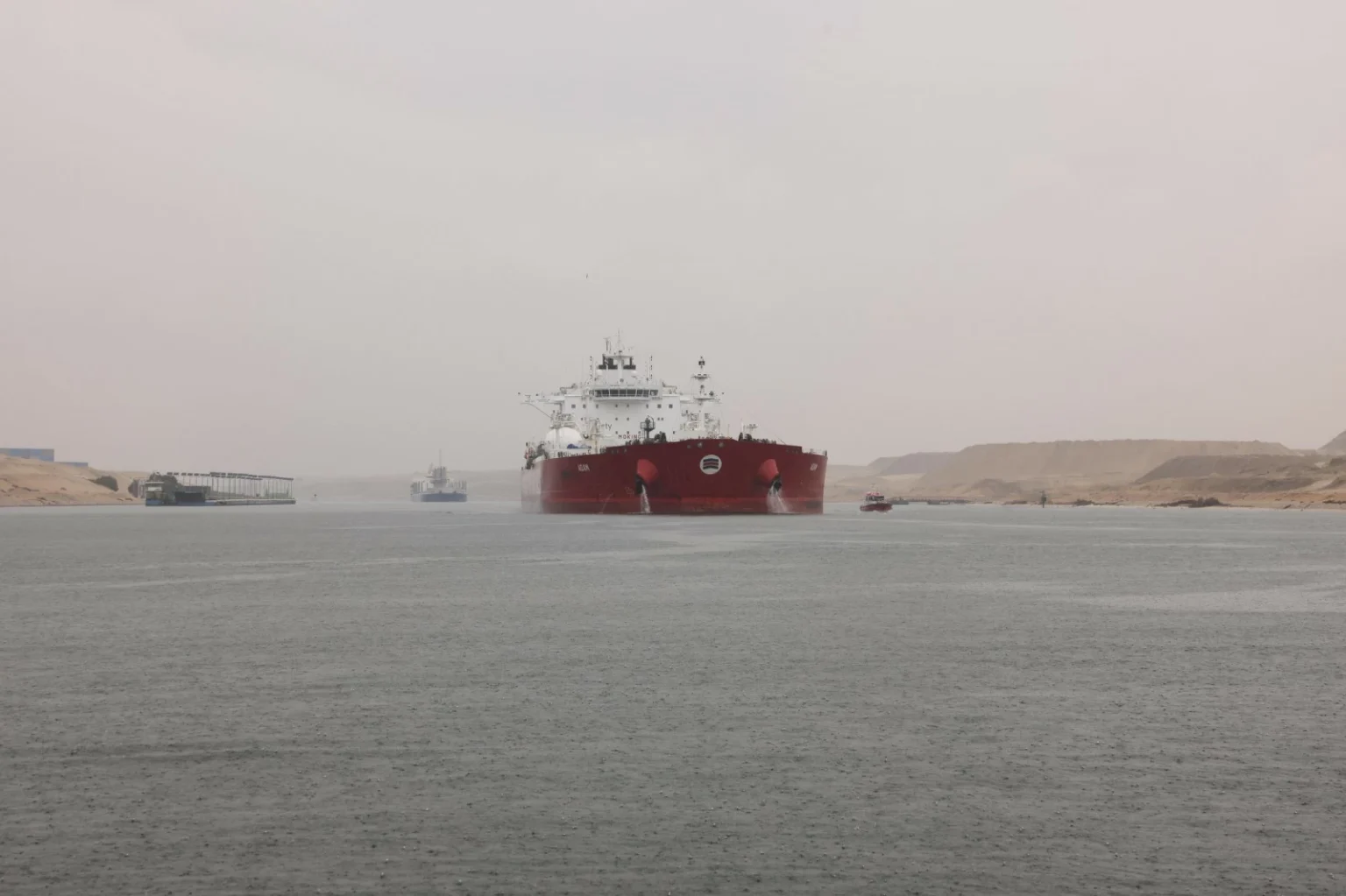 قناة السويس: الملاحة تسير بشكل طبيعي ولم تتأثر بسوء الأحوال الجوية – أخبار السعودية
