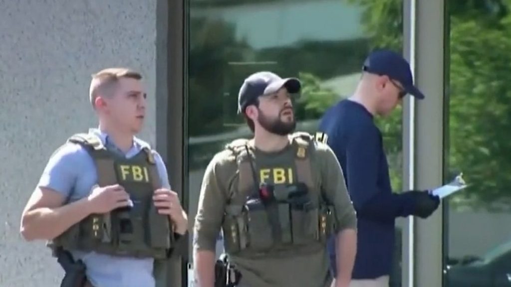 الجاني يرتدي قميصًا يحمل علم إيران.. مكتب «أف بي آي» يشير لدافع إرهابي في حادث تكساس