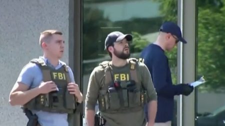 الجاني يرتدي قميصًا يحمل علم إيران.. مكتب «أف بي آي» يشير لدافع إرهابي في حادث تكساس