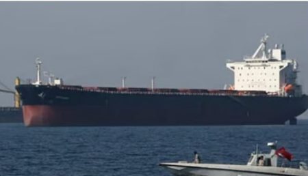 توقف كامل لحركة السفن في مضيق هرمز مع تصاعد التوتر في الشرق الأوسط