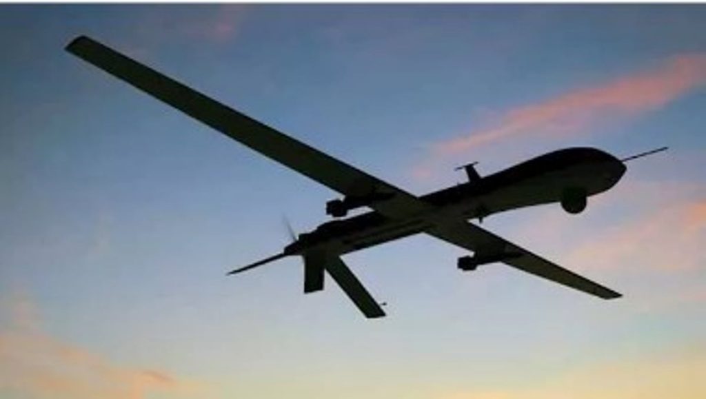 الدفاعات الجوية الإماراتية تعترض 3 صواريخ باليستية و121 طائرة مسيرة