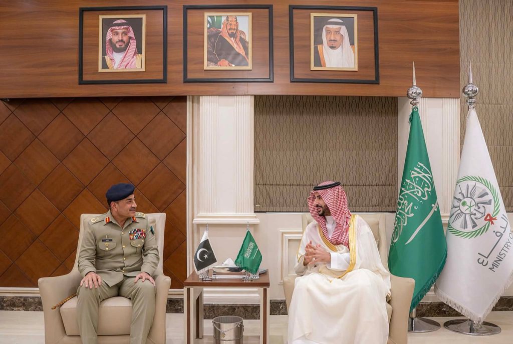 وزير الدفاع وقائد الجيش الباكستاني يبحثان الاعتداءات الإيرانية على المملكة في إطار اتفاقية الدفاع المشترك