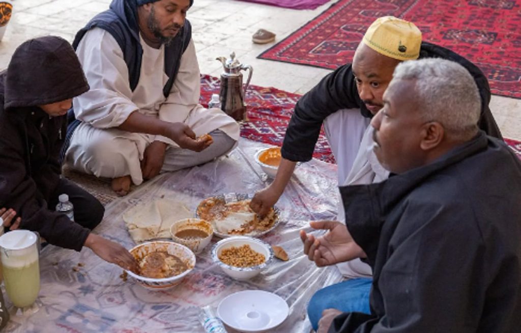 موائد الإفطار الجالية السودانية بمنطقة الحدود الشمالية تعكس عمق الموروث الثقافي