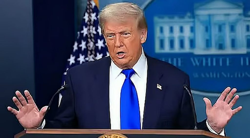 ترامب عن حرب إيران: نراقب مضيق هرمز عن كثب