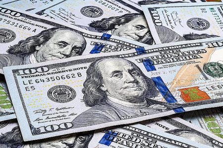 تعاملات متقلبة.. الدولار يرتفع واليورو والإسترليني يتراجعان