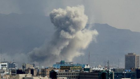 القناة 12 الإسرائيلية تكشف سبب تكثيف الضربات على إيران