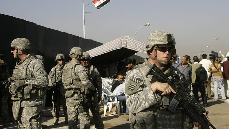 “تشعر كأنك فريسة”.. شهادة أمريكي أُسقطت مروحيته في العراق تعود مع لغز الطيار المفقود في إيران