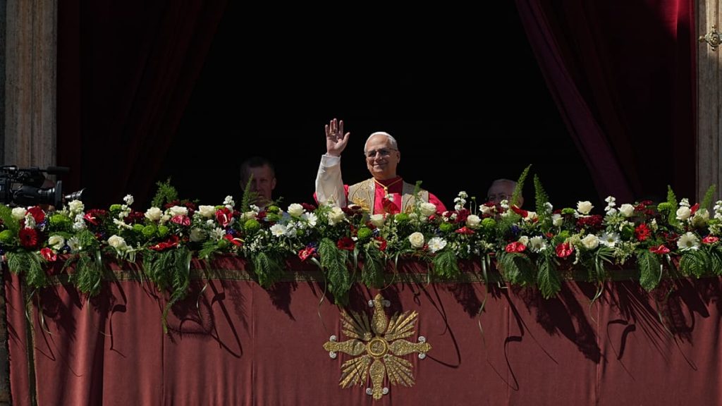 البابا ليو الرابع عشر يدعو إلى السلام في أول رسالة عيد الفصح: ليضع حاملو السلاح أسلحتهم جانبًا