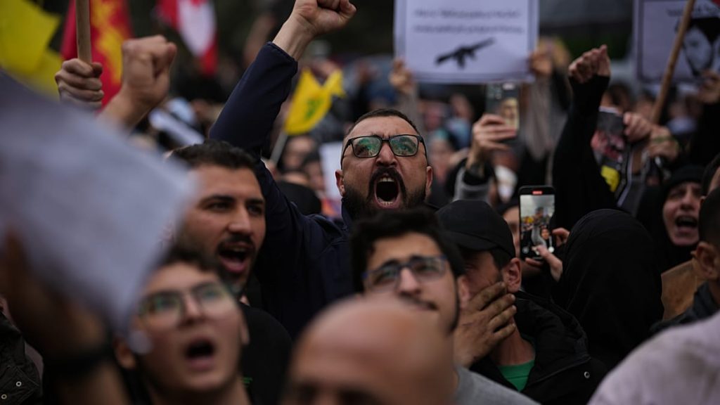 لبنان وإسرائيل في أول لقاء رسمي منذ عقود: حكومةٌ تراهن على انهيار حزب الله وشارع يخشى تكرار 17 أيار