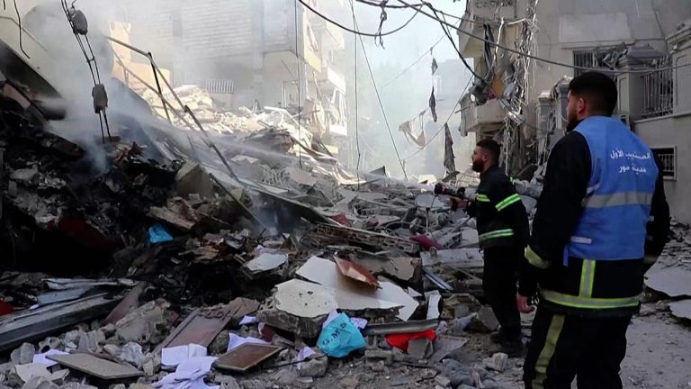 فيديو. غارات إسرائيلية على لبنان تقتل أكثر من 200 وتجرح 1000