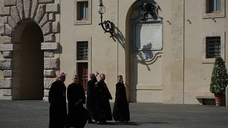 الفاتيكان ينفي تقارير عن “توبيخ” البنتاغون لسفيره