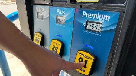 قاليباف ساخراً من تهديدات واشنطن: استمتعوا بأسعار الوقود الحالية