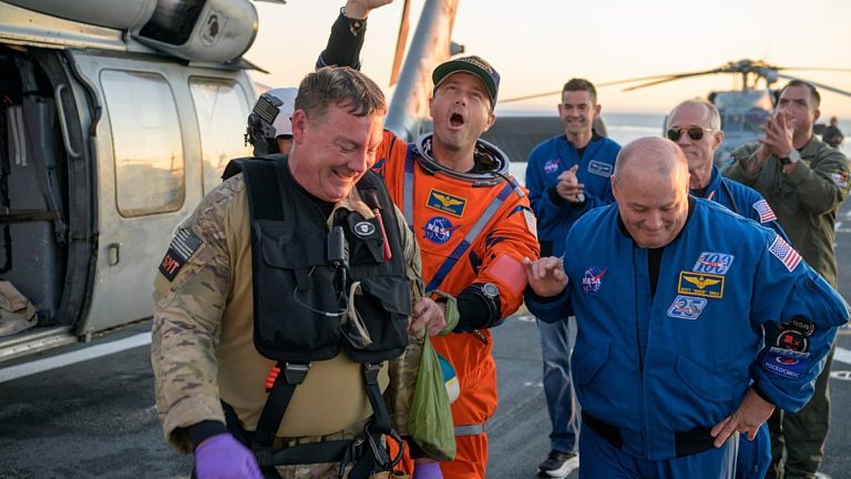 فيديو. لحظة هبوط كبسولة أرتيميس 2 في المحيط الهادئ