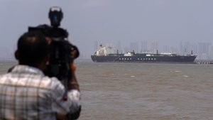 هدنة مضيق هرمز تهز الأسواق: أسعار النفط تهبط بنسبة 15% والأسهم العالمية ترتفع