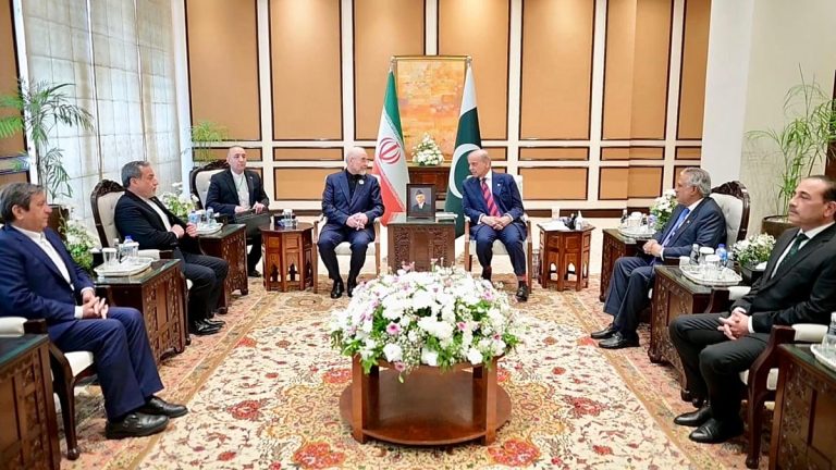 خلافات حول مضيق هرمز تظلل مفاوضات واشنطن وطهران في إسلام آباد وتصعيد ميداني في لبنان