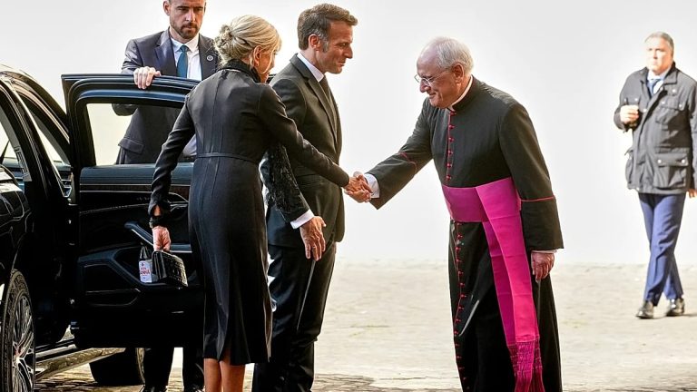 ماكرون يضع لبنان على طاولة الفاتيكان: تنسيق فرنسي – بابوي لاحتواء التصعيد