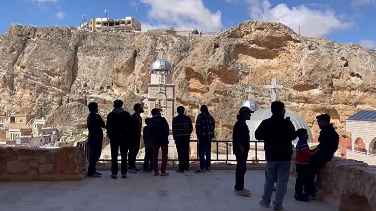 فصحٌ “صامت” في معلولا.. لماذا غابت الفرحة عن البلدة الناطقة بالأرامية لغة السيد المسيح؟