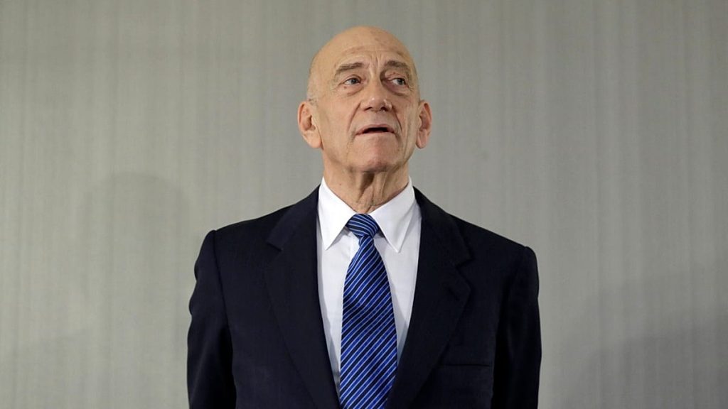 “سينتهي بكم الأمر في لاهاي”.. أولمرت يحذّر مسؤولين إسرائيليين من تبعات ارتكاب “الجرائم” في الضفة