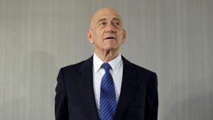 “سينتهي بكم الأمر في لاهاي”.. أولمرت يحذّر مسؤولين إسرائيليين من تبعات ارتكاب “الجرائم” في الضفة