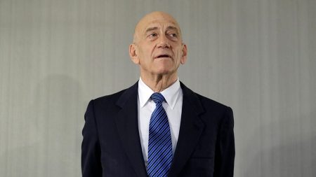 “سينتهي بكم الأمر في لاهاي”.. أولمرت يحذّر مسؤولين إسرائيليين من تبعات ارتكاب “الجرائم” في الضفة