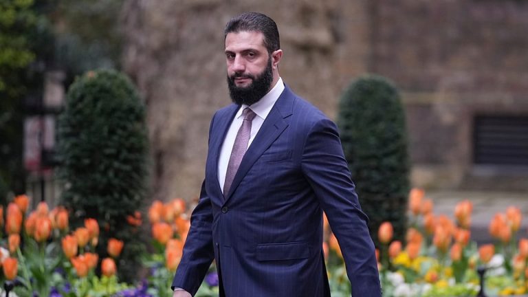 “تهديد بخسارة حاضنته واتهام بالكفر”.. الشرع يفجر غضب المتشددين بتهنئة مسيحيي سوريا بالفصح