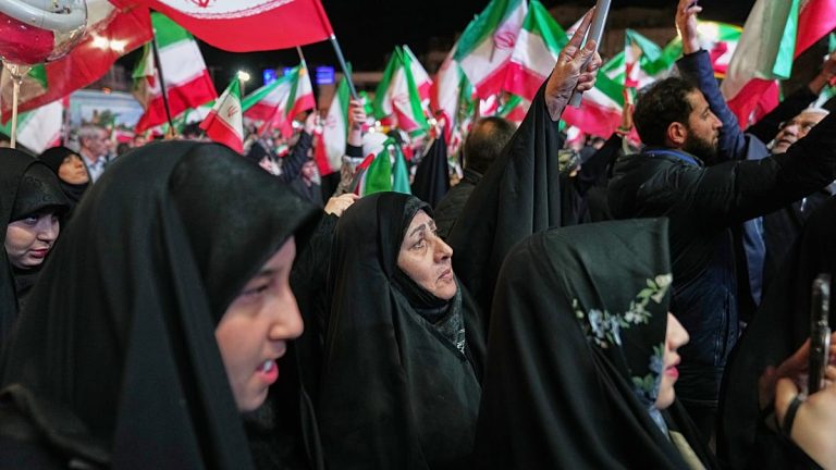 الولايات المتحدة تلغي بطاقات الإقامة الدائمة لثلاثة إيرانيين وتوقفهم بشبهة الارتباط بالنظام