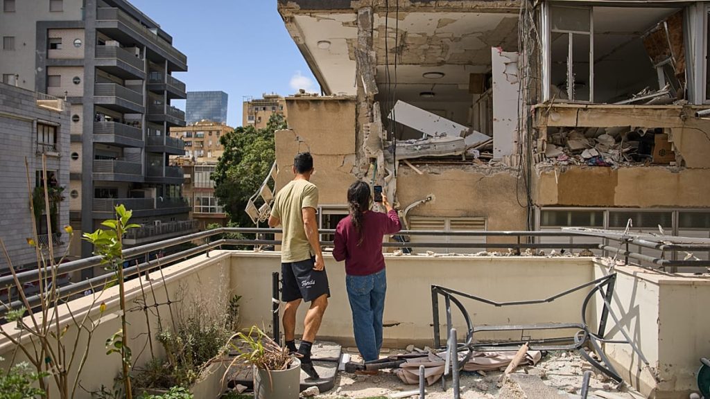 عودة المواجهات على الحدود الجنوبية للبنان: حزب الله يطلق الصواريخ وإسرائيل توسّع عملياتها البرية