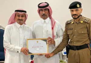 محافظ الطوال يكرم الزميل عبدالله مشهور – أخبار السعودية