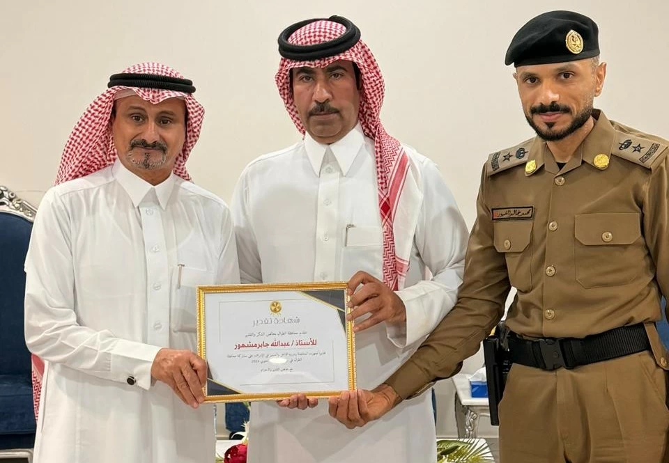 محافظ الطوال يكرم الزميل عبدالله مشهور – أخبار السعودية
