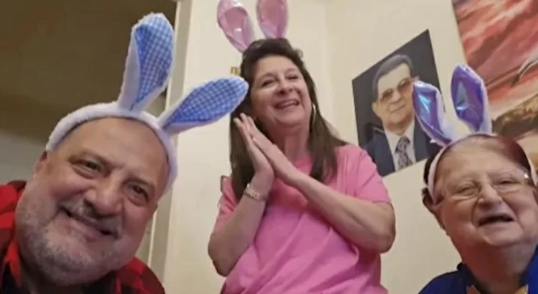 غنُّوا «الدنيا ربيع».. الصاوي يحتفل بشم النسيم مع والدته وشقيقته – أخبار السعودية