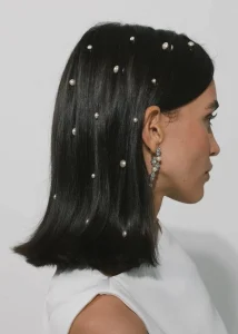 من الإكسسوار إلى المجوهرات.. تزيين الشعر بأسلوب فاخر – أخبار السعودية