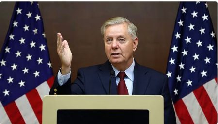 ليندسي جراهام: ترامب مصمم على استعادة الملاحة في مضيق هرمز.. وعلى إيران أن تختار بحكمة وبسرعة