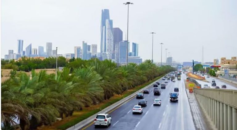 طقس المملكة الأربعاء.. أمطار رعدية وزخات من البرد تؤدي إلى جريان السيول على عدة مناطق