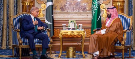 ولي العهد يلتقي رئيس وزراء باكستان