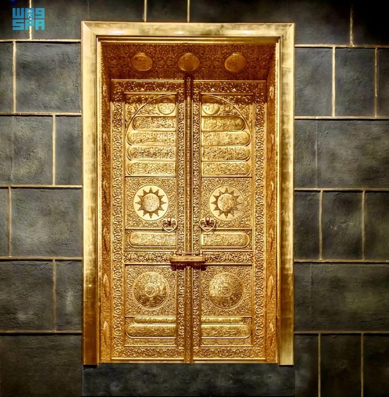 متحف القرآن الكريم بمكة المكرمة يستعرض نموذجًا لباب الكعبة المشرفة